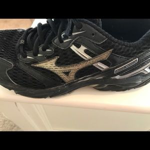 Mizuno tennis shoes size 7.5